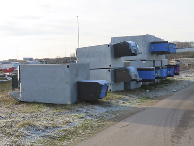 902154 Afbeelding van enkele op hun kant liggende nieuwe restafvalcontainers bij het Ketenpark Bouwopgave Leidsche Rijn ...